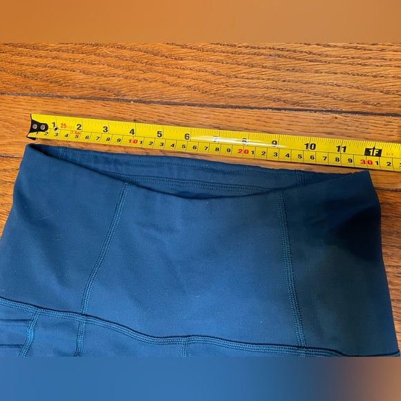 Oiselle 3/4 leggings with huge back pocket - Picture 4 of 4